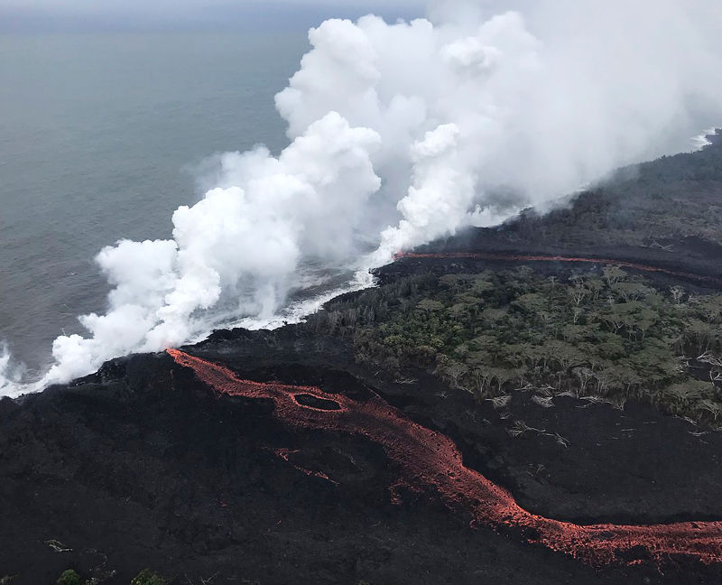 Lava entrando al mar en las cercanías de Pahoa, Hawái, el 21 de mayo de 2018.